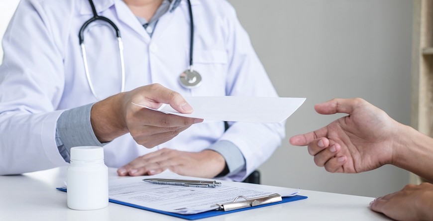 Как выводит из запоя нарколог: этапы, методы и профессиональный подход